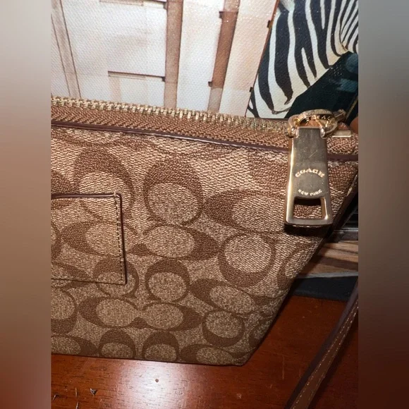 Coach east west crossbody - Picture 3 of 9